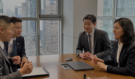 창가 회의실에서 상담하는 네 사람